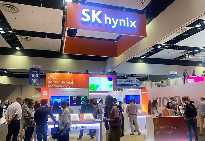 SK하이닉스가 지난해 8월 미국 캘리포니아주 샌타클래라 컨벤션센터에서 열린 세계 최대 메모리 행사 ‘플래시메모리서밋 2023’에 마련한 부스. [SK하이닉스 제공]