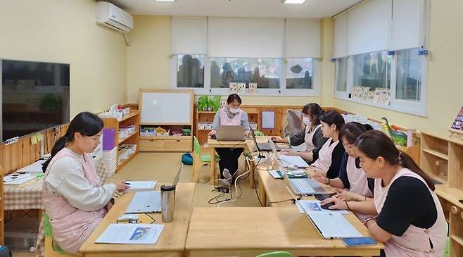 [서울=뉴시스] 부영 사랑으로 어린이집의 교사들이 교육을 받는 모습. 2024.07.23. (사진=부영그룹 제공) photo@newsis.com *재판매 및 DB 금지