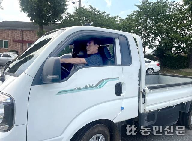 전남 나주시 노안면 학산리에서 미나리농사를 짓는 김종길씨(73)에게 1t짜리 트럭은 소중한 이동수단이다. 사진은 김씨가 트럭을 운전하는 모습.