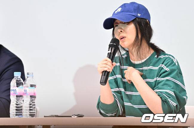 [OSEN=조은정 기자]하이브 산하 레이블 어도어의 대표 민희진이 25일 오후 서울 서초구 한국컨퍼런스센터에서 경영원 탈취 시도 의혹 관련 긴급기자회견을 열었다.앞서 하이브는 민희진 대표가 뉴진스를 데리고 본사로부터 독립하려 한다는 제보를 받아 관련 증거 수집에 나섰다.&nbsp;하이브는 A 씨 등 어도어 경영진이 대외비인 계약서를 유출하고, 하이브가 보유하고 있는 어도어 주식을 팔도록 유도했다는 정황을 포착해 감사권을 발동했으며&nbsp;A 씨가 하이브 내부 정보를 어도어에 넘긴 것으로도 파악했다. 이와 관련,&nbsp;민희진 대표는 공식입장을 통해 '아일릿의 뉴진스 카피 사태'에 문제를 제기하자 하이브로부터 해임 통보를 받은 것이라고 반박했다.민희진 대표가 입장을 발표하고 있다. 2024.04.25 /cej@osen.co.kr