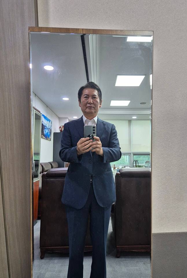 더불어민주당 소속 정청래 국회 법제사법위원장이 22일 페이스북에 '거울 셀카'를 올리며 추경호 국민의힘 원내대표의 발언에 응수했다. ⓒ정청래 페이스북