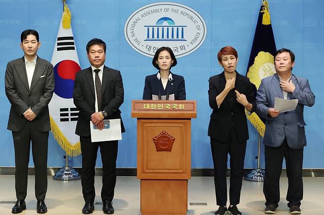 박은정 조국혁신당 의원(가운데)이 6월27일 오전 국회 소통관에서 민생경제연구소, 을들의연대 등과 함께 국민의힘 한동훈 전 비상대책위원장의 자녀 입시비리 의혹 등과 관련한 경찰 수사를 규탄하며 '한동훈 특검법'의 필요성을 강조하고 있다. ⓒ연합뉴스