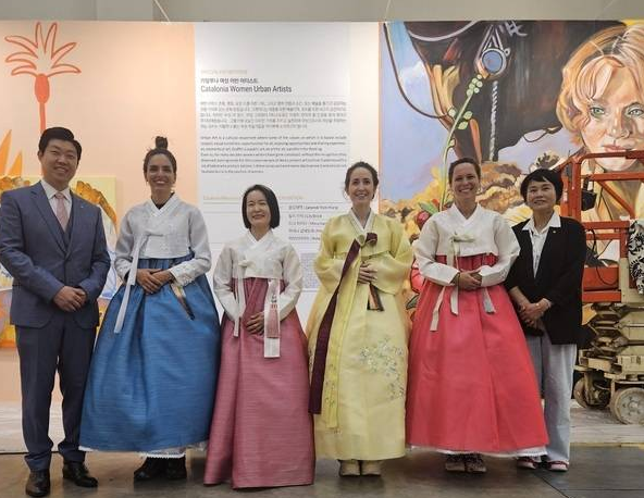노인숙(오른쪽 첫 번째) 부산화랑협회 사업이사가 올 4월 부산 벡스코에서 열린 제13회 부산국제화랑아트페어(BAMA)에서 관계자들과 기념촬영을 하고 있다. ⓒ해오름갤러리