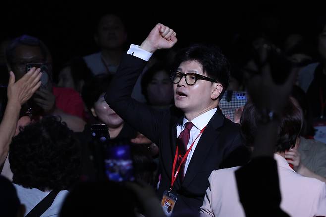 국민의힘 한동훈 대표 후보가 23일 오후 경기 고양시 킨텍스에서 열린 제4차 전당대회에 참석하며 지지자들의 환호에 답하고 있다. ⓒ연합뉴스