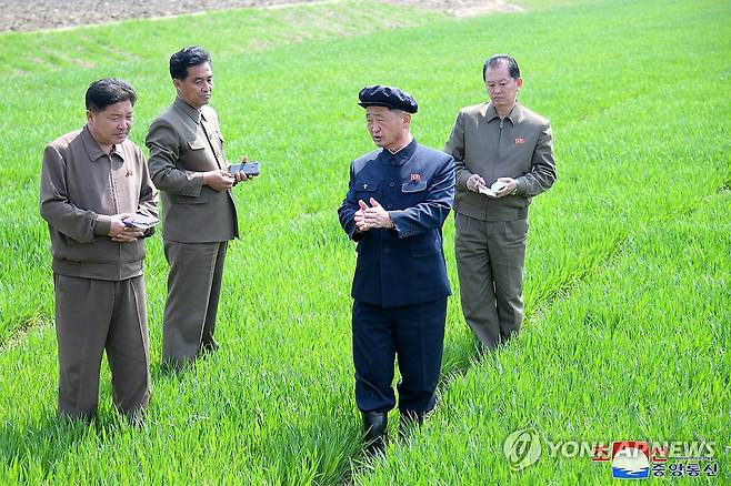 북한 김덕훈 내각총리, 함경남도 대아농장 현지 요해 (평양 조선중앙통신=연합뉴스) 김덕훈 북한 내각총리가 지난 4월 황해남도농촌경리위원회 대아농장을 현지 요해(파악)하는 모습.
    [국내에서만 사용가능. 재배포 금지. For Use Only in the Republic of Korea. No Redistribution] nkphoto@yna.co.kr