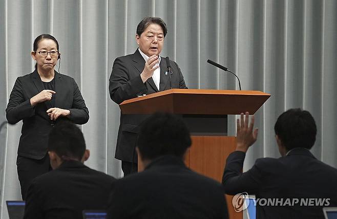 취재진 질문에 답하는 일본 관방장관 (도쿄 교도=연합뉴스) 일본 정부 대변인인 하야시 요시마사 관방장관이 23일 오전 기자회견에서 취재진 질문에 답하고 있다. 2024.7.23 photo@yna.co.kr