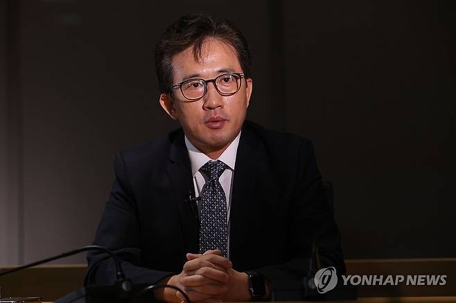 인터뷰하는 리일규 전 정무참사