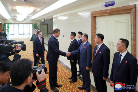 북한이 러시아와 전례 없이 밀착하는 가운데 러시아의 맹방인 벨라루스 외교장관 막심 리젠코프가 23일 평양에 도착했다고 조선중앙통신이 24일 보도했다. 조선중앙통신은 지난 22일 “조선민주주의인민공화국 외무성의 초청에 의하여 벨라루스 공화국 외무상 막심 리젠코프 각하가 2024년 7월 23일부터 26일까지 우리 나라를 공식방문하게 된다”고 밝혔다.(사진=연합뉴스)