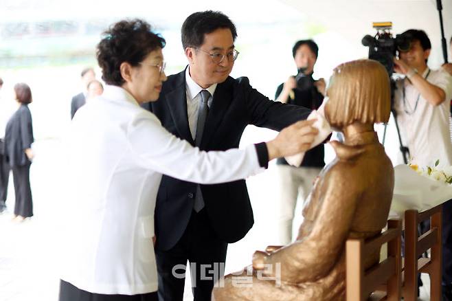 24일 오후 김동연 경기도지사가 부인 정우영 여사와 함께 소녀상을 닦아주고 있다.(사진=경기도)