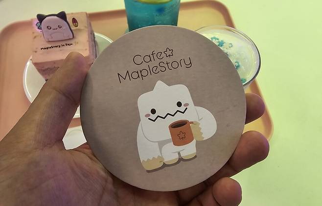 - 음료에 맞춰 1회용 코스터가 제공된다