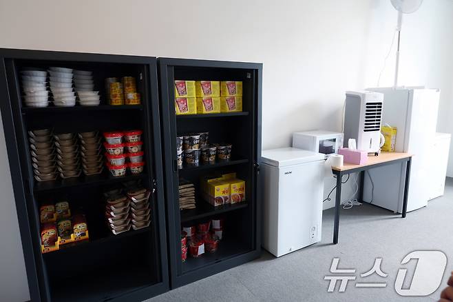 23일 오후(한국시간) 프랑스 파리 생드니 올림픽 선수촌 대한민국 선수단 숙소 선수라운지에 라면과 즉석밥, 참치 등이 비치되어 있다. 2024.7.24/뉴스1 ⓒ News1 박정호 기자