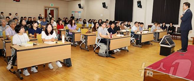 윤건영 충북도교육감이 24일 단재교육연수원 초·중등 교감 자격연수에서 특강을 하고 있다.(충북교육청 제공)/뉴스1
