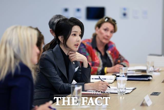 윤석열 대통령의 부인 김건희 여사가 도이치모터스·명품백 의혹 등과 관련해 제3의 장소에서 검찰 조사를 받은 사실이 뒤늦게 알려지면서 또 논란이다. 야권에서 '황제조사' 비판이 나오자 대통령실은 "현직 영부인이 검찰에 소환돼 대면조사를 받은 건 전례가 없었던 첫 대면조사"라며 반박했다. /대통령실