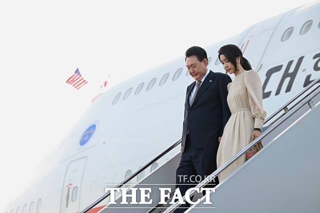 윤석열 대통령은 김 여사의 명품백 수수 의혹에 불거지며 논란이 일었지만 '공작'으로 규정할 뿐 특별한 언급은 하지 않고 있다. 지난 10일 북대서양조약기구(NATO·나토) 75주년 정상회의 참석차 미국을 방문한 윤석열 대통령과 부인 김건희 여사. /대통령실
