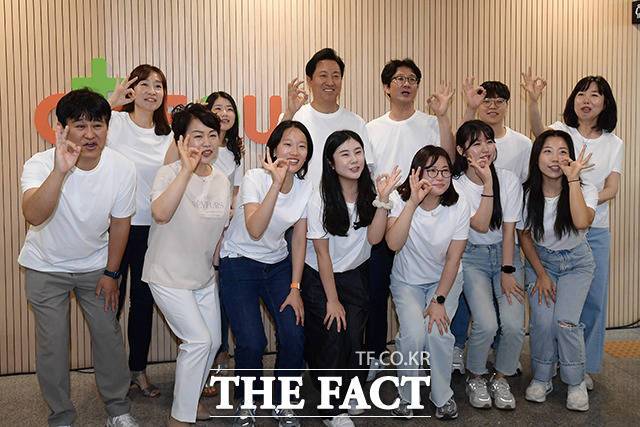 서울시가 자립준비청년들의 안정적인 홀로서기를 위해 주거부터 취업지원까지 맞춤형 지원을 가동한다. 오세훈 서울시장이 2023년 7월 6일 오후 서울 용산구 베르디움프렌즈 아파트 내 자립준비청년 전용공간 '영플러스 서울'에서 열린 개소식에 참석해 시설 라운딩을 하고 있다. /서예원 인턴기자