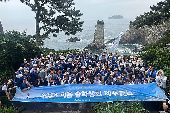 지난 11일 제주 서귀포시 서홍동에 있는 바위섬 외돌개 앞에서 학생들이 기념촬영을 하고 있다. / 목원대 제공