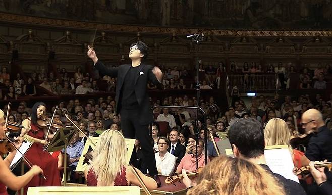 부쿠레슈티 루마니아 아테나움(Romanian Athenaeum) 갈라콘서트 무대에서 지휘하고 있는 최재혁.사진=콩쿠르 공식 자료