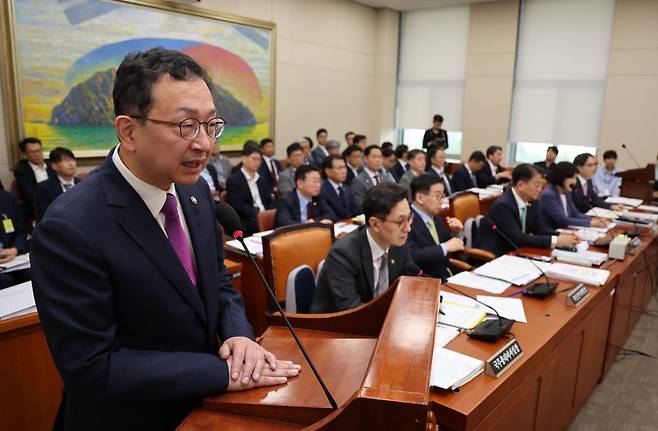 정승윤 국민권익위원회 부위원장이 24일 오전 서울 여의도 국회에서 열린 정무위원회 전체회의에서 의원질의에 답하고 있다. 2024.07.24. 뉴시스