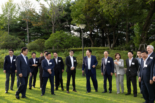 윤석열 대통령이 24일 서울 용산 대통령실 앞 파인그라스에서 열린 국민의힘 신임 지도부 및 당 대표 후보 출마자들과의 만찬에서 한동훈 대표, 추경호 원내대표, 김재원 최고위원, 나경원 의원 등과 웃으며 대화하고 있다. 연합뉴스