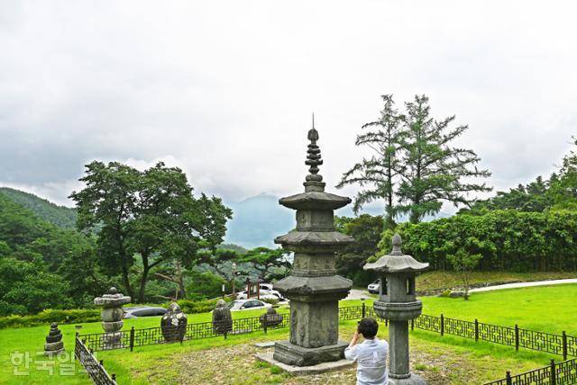 백장암 삼층석탑 너머로 구름이 걸린 지리산 능선이 보인다.