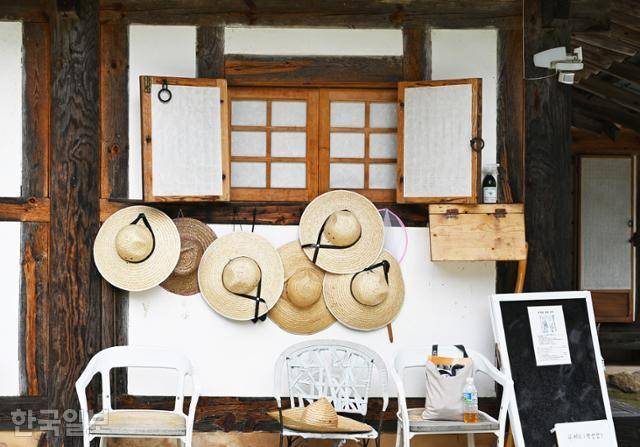 백장암 종무소 벽면에 밀짚모자가 장식처럼 걸려 있다.