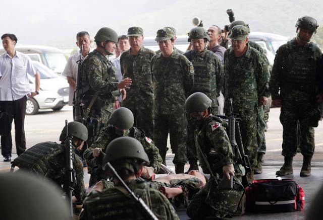 라이칭더(가운데) 대만 총통이 23일 대만 동부 화롄에서 열린 연례 한광 훈련장을 방문해 모의 구조 상황을 둘러보고 있다. 화롄=AP 뉴시스