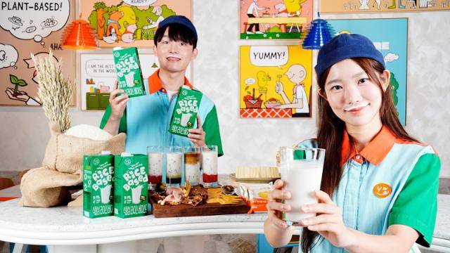 신세계푸드는 가루쌀로 만든 식물성 음료 ‘유아왓유잇 식물성 라이스 베이스드’를 출시했다. 우유와 같은 질감을 갖고 있지만 유당불내증, 콜레스테롤 걱정 없이 마실 수 있다는 게 회사 측 설명이다. 신세계푸드 제공