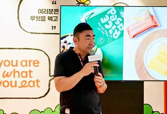 송현석 신세계푸드 대표가 19일 서울 강남구 ‘유아왓유잇’ 코엑스점에서 이날 출시한 가루쌀 음료에 대해 설명하고 있다. 신세계푸드 제공