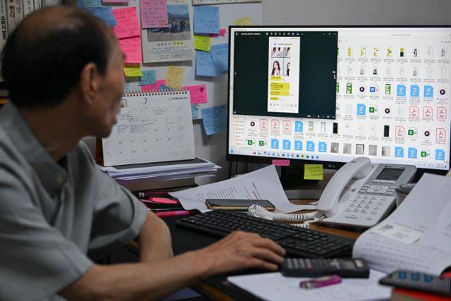 송태경 민생연대 사무처장의 사무실 컴퓨터에 사채 피해 자료가 가득하다. 사채업자가 피해자의 여자친구 사진과 함께 ‘주변에 꼭 쓰레기로 남게 해줄게’라는 협박 메시지를 보낸 내용도 있다. 신용주 인턴기자