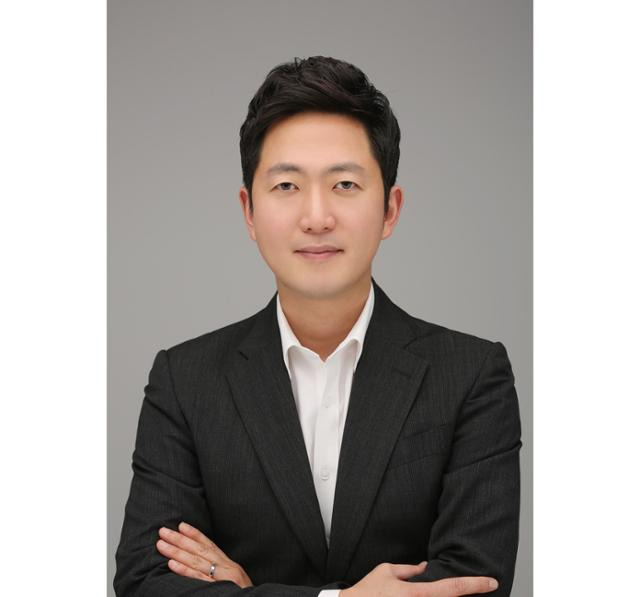 박지원 하이브 CEO가 3년 만에 대표이사직을 사임한다. 하이브를 이끌 새 최고경영자(CEO)로는 이재상 CSO(Chief Strategy Officer)가 내정됐다. 하이브 제공