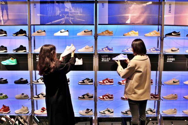 스포츠브랜드 나이키가 지난 1월 롯데백화점 본점, 잠실점 등에서 신발, 의류 10% 할인 행사를 진행하고 있다. 롯데백화점 제공