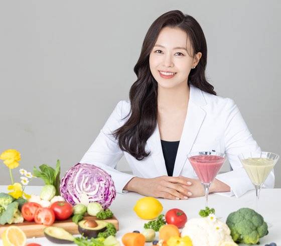 피부과 전문의이자 미국 기능의학 인증의 최지영씨가 최근 책 '해독혁명'을 냈다. 사진 최지영