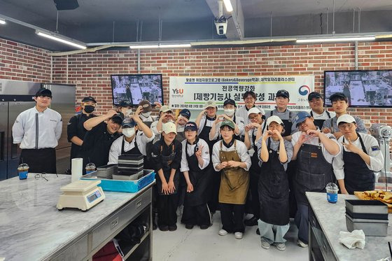 와이즈유 영산대학교 Bakery&Beverage전공이 제빵기능사 실무양성 교육과정을 열고 기념촬영을 하고 있다.