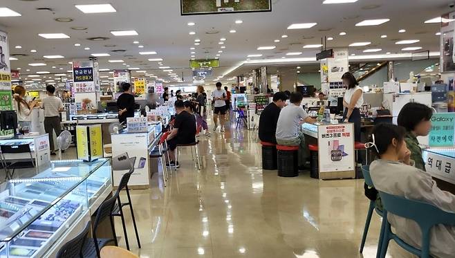 갤Z폴더블6 사전예약 기간에 찾은 신도림 집단상가, 손님으로 붐비는 모습이다./사진=유지희 기자