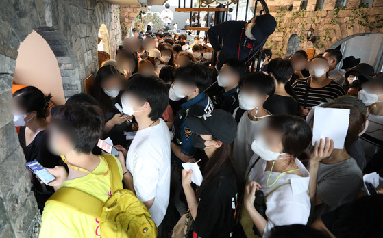 Customers swarm Mergeplus's headquarters in Yeongdeongpo District, western Seoul, in August 2021, asking for refunds for Mergepoint. [NEWS1]