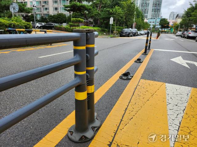 부천시 원미구 상동 인천지법 부찬지원 후문 앞 도로 중앙분리대가 훼손된 채 방치되고 있어 도시미관을 해치고 시민안전도 위협하고 있다. 김종구기자