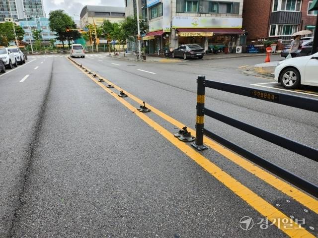 부천시 원미구 상동 인천지법 부찬지원 후문 앞 도로 중앙분리대가 훼손된 채 방치되고 있어 도시미관을 해치고 시민안전도 위협하고 있다..김종구기자