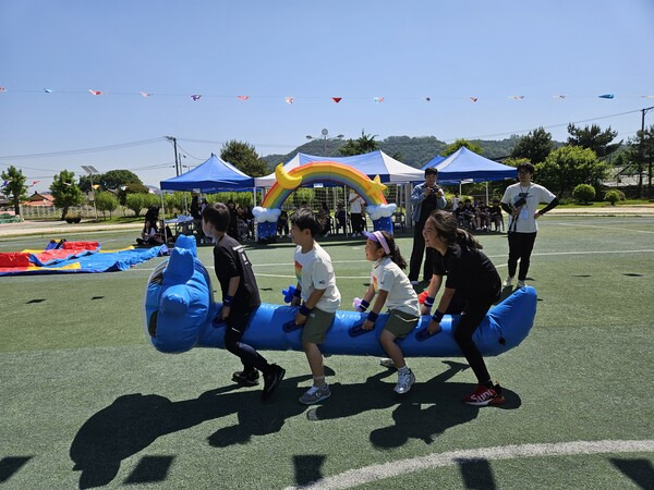 의령지역 작은학교가 권역별로 교육과정을 함께 운영하는 '공유교육' 중 하나로 학생들이 작은학교 공동 체육대회를 즐기고 있다. /경남교육청