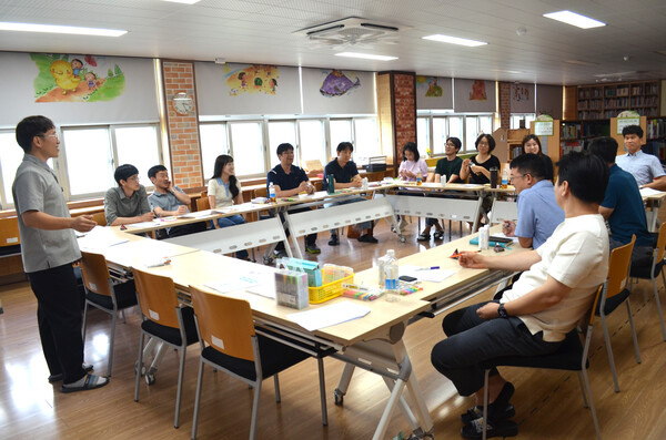 의령교육지원청 '공유교육' 동부권 거점학교인 부림초등학교 도서관에서 부림초교, 부림초교 봉수분교장, 유곡초교, 낙서초교 교사들이 워크숍을 열어 지난 1학기 함께한 활동을 돌아봤다. /이동욱 기자