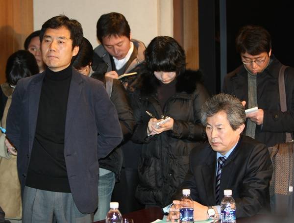 ▲두달째 공석인 MBC본부장 인사를 위해 2010년 2월8일 오전 서울 소공동 롯데호텔에서 열린 MBC 대주주인 방문진 이사회에서 이근행 MBC 노조위원장이 이사회 참석자들에게 항의하고 있다. 오른쪽은 엄기영 사장. ⓒ연합뉴스