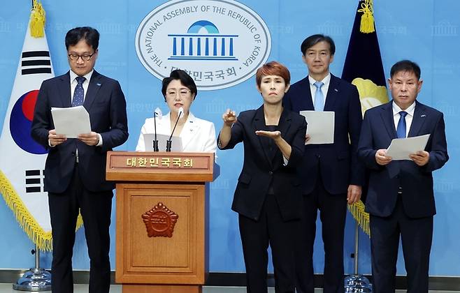 조국 조국혁신당 당대표 후보자를 비롯한 전당대회 출마 후보자들이 18일 서울 여의도 국회에서 국민의힘 전당대회 폭로·자백 수사촉구 기자회견을 하고 있다. 2024.7.18 [한주형 기자]