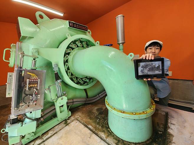 1929년 호시노가 개발한 지속가능경영의 상징, 수력발전기를 직원이 설명하고 있다 [가루이자와=함영훈 기자]