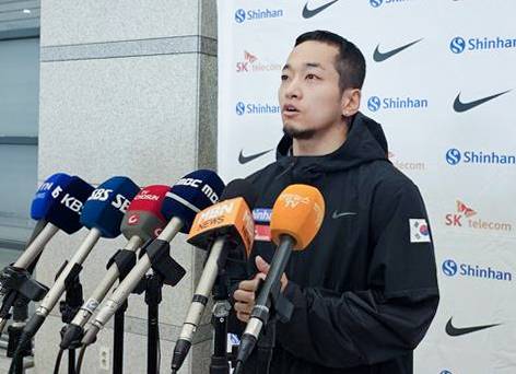 2024 파리 올림픽 브레이킹 출전권을 따낸 비보이 김홍열(Hongten·도봉구청)이 지난 6월 인천국제공항을 통해 귀국 후 취재진과 인터뷰 하고있다. [연합]