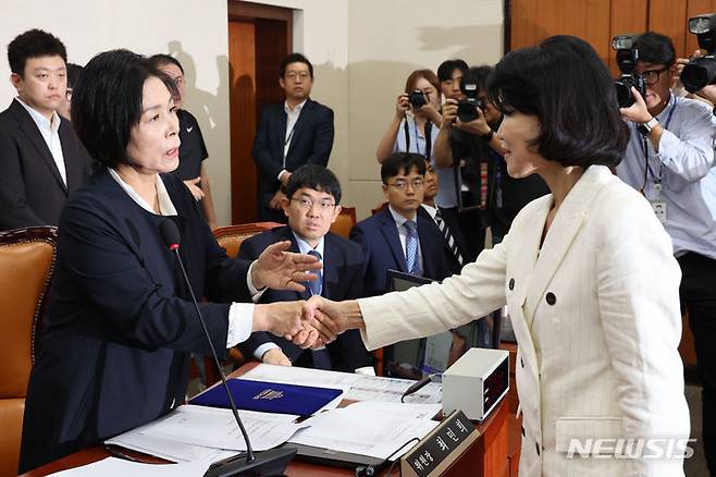 [서울=뉴시스] 권창회 기자 = 최민희 국회 과학기술정보방송통신위원회 위원장이 24일 오전 서울 여의도 국회에서 열린 과학기술정보방송통신위원회 전체회의 인사청문회에서 인사 안하고 자리로 이동하는 이진숙 방송통신위원회 위원장 후보자를 다시 불러세워 인사시키고 있다. 2024.07.24. kch0523@newsis.com