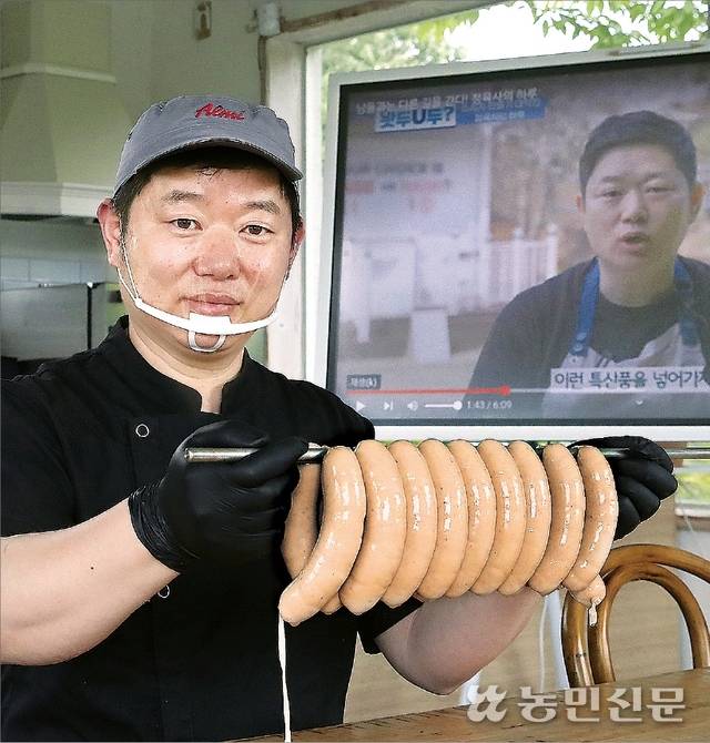 울산 남구에 있는 ‘도시외양간’ 매장 2층에서 박우진 대표가 직접 만든 소시지를 선보이고 있다. 박 대표는 이곳에서 라이브커머스를 진행하며 울산 소시지를 알린다. 울산=김도웅 프리랜서 기자