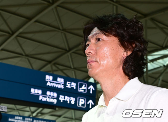 [OSEN=인천공항, 김성락 기자] 15일 오전 대한민국 축구대표팀의 새 감독으로 선임된 홍명보 감독이 인천국제공항을 통해 유럽으로 출국했다. 홍명보 감독은 자신과 함께할 외국인 코칭스태프 선임 관련 업무를 소화할 예정이다. 홍명보 감독이 출국장으로 향하고 있다. 2024.07.15 / ksl0919@osen.co.kr