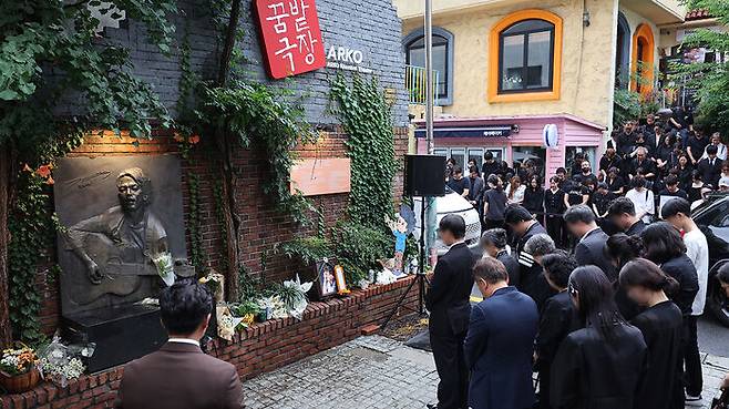 가수 김민기의 발인식이 엄수된 24일 오전 서울 종로구 아르코꿈밭극장에서 유가족과 참석자들이 추모 묵념하는 모습