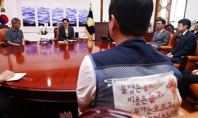 우원식 국회의장이 24일 서울 여의도 국회의장실에서 쿠팡 과로사 피해자 고 정슬기 씨와 고 장덕준 씨의 유족들과 면담하고 있다. 뉴스1