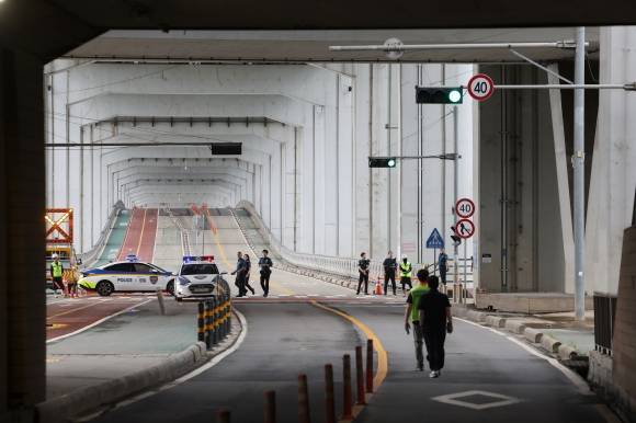 서울 잠수교 차량 통행 전면 통제 - 지난 23일 오전 서울 잠수교에서 한강 수위 상승 등의 영향으로 차량 통행이 전면 통제되고 있다. 2024.7.23 연합뉴스