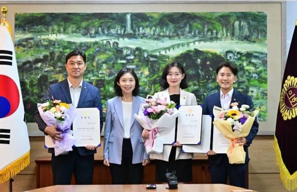 24일 최호정 의장이 제11대 서울시의회 3기 대변인으로 새롭게 임명하고, 의장접견실에서 임명장을 수여했다.